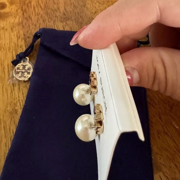 NWT Tory Burch Logo Gold & White Pearl Earrings - Picture 2 of 3